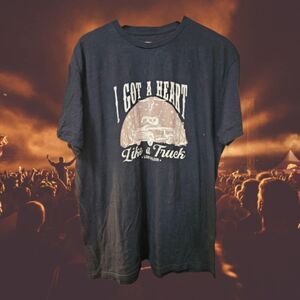 I‎ got a heart like a truck -Lainey Wilson Tee Size L (N9)